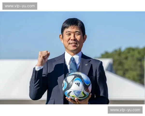 森保一祭出激进三后卫阵型,日本队利用两翼宽度优势彻底压制国足防线 森保一祭出激进三后卫阵型,日本队利用两翼宽度优势彻底压制国足防线